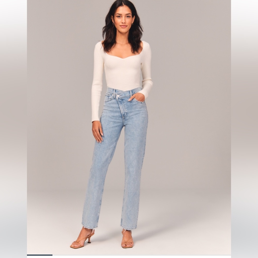 Abercrombie Ultra High Rise 90s Straight Jean (Curve Love)
